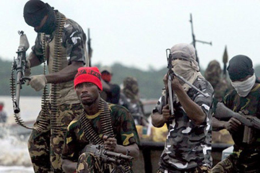 Niger Delta Avengers confront security operatives, 1 dead