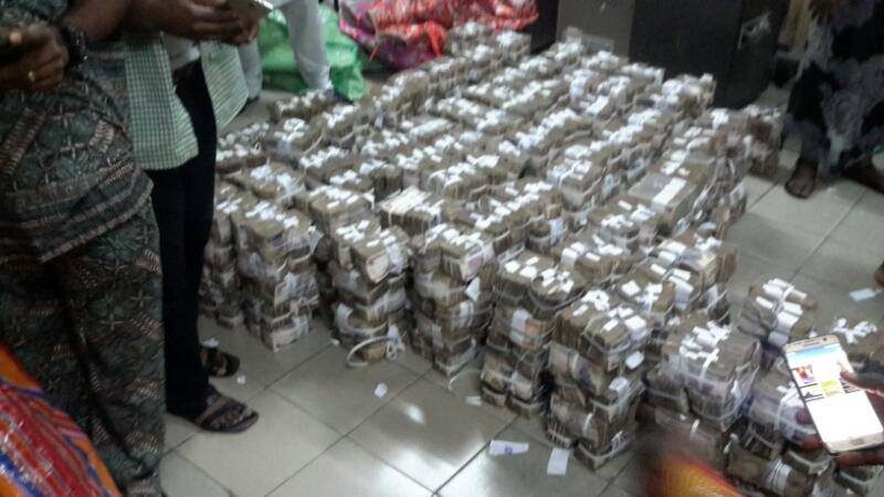 EFCC uncovers more than $800,000 in Lagos market