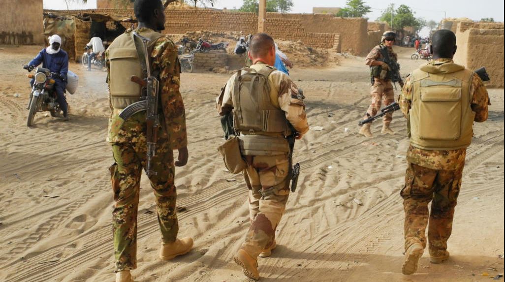 Suspected jihadists kill more than 25 soldiers in attack on military camps in Mali