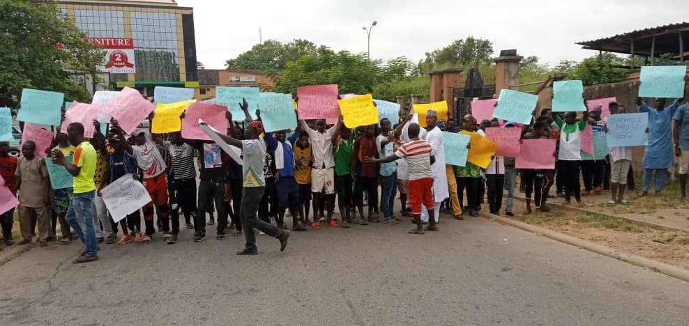 Anti-Oshiomhole protesters gather at APC national secretariat ahead of NEC meeting