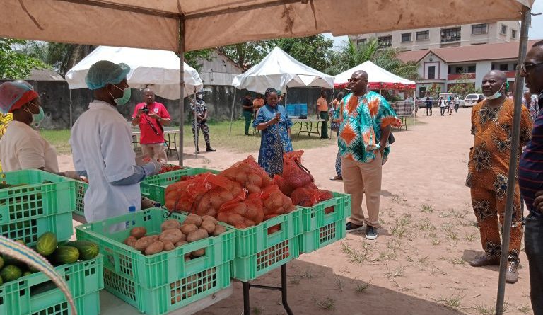 Lagos sets up emergency makeshift neighbourhood food markets ...