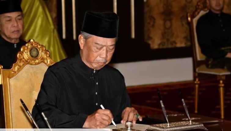 Malaysia swears in new prime minister as Mahathir forced out