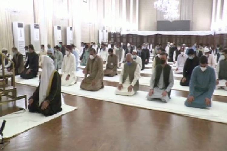 Pakistani muslims perform Eid al-Adha prayers amid COVID-19 concerns