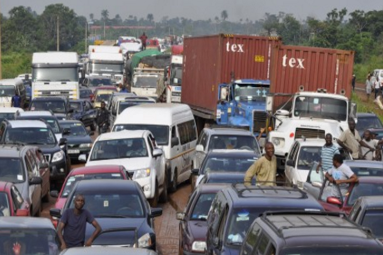 #ENDSARS protesters block Lagos-Benin expressway