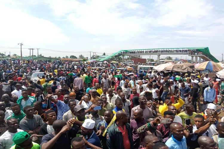 #EndSARS: Protesters block Lagos-Ibadan expressway, Sagamu interchange