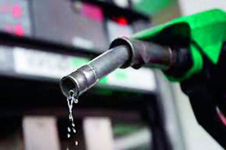 Breaking: FG slashes fuel price by N5
