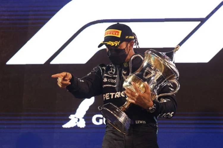 Hamilton wins thrilling season-opening Bahrain Grand Prix