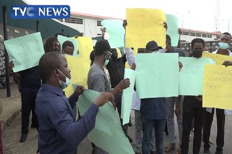UCH Resident Doctors protest non payment of five-month salaries in Ibadan