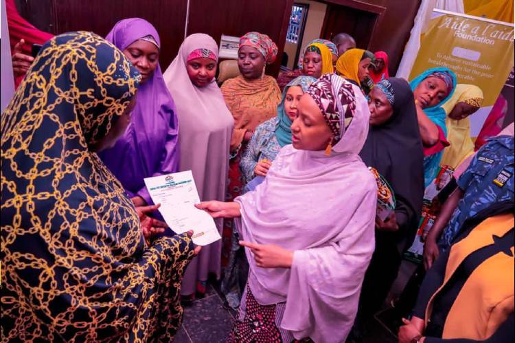 Aisha Matawalle distributes cash, Other items to widows, assures of free medical care for widows in Zamfara