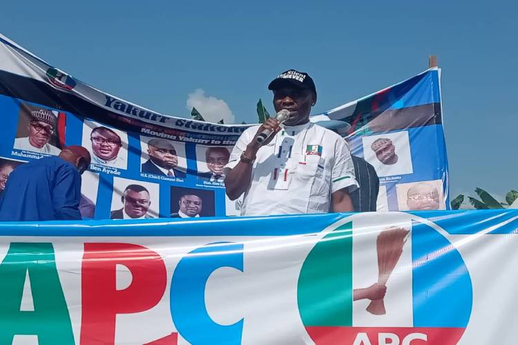 Former Minister Receives Commissioner, Council Chairman, 20,000 Other PDP defectors to APC In Cross River