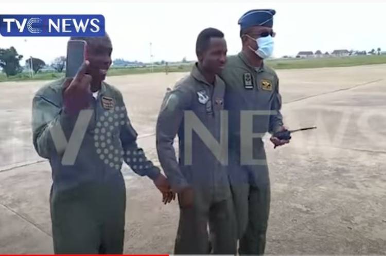 Military authorities celebrate heroic survival of  Flight Lieutenant Abayomi Dairo