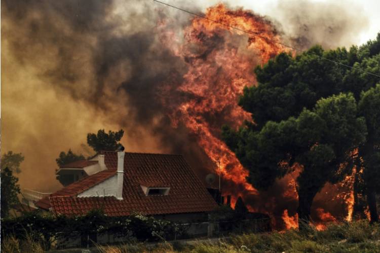 Thousands flee homes in Athens as wildfire rages in heat waves