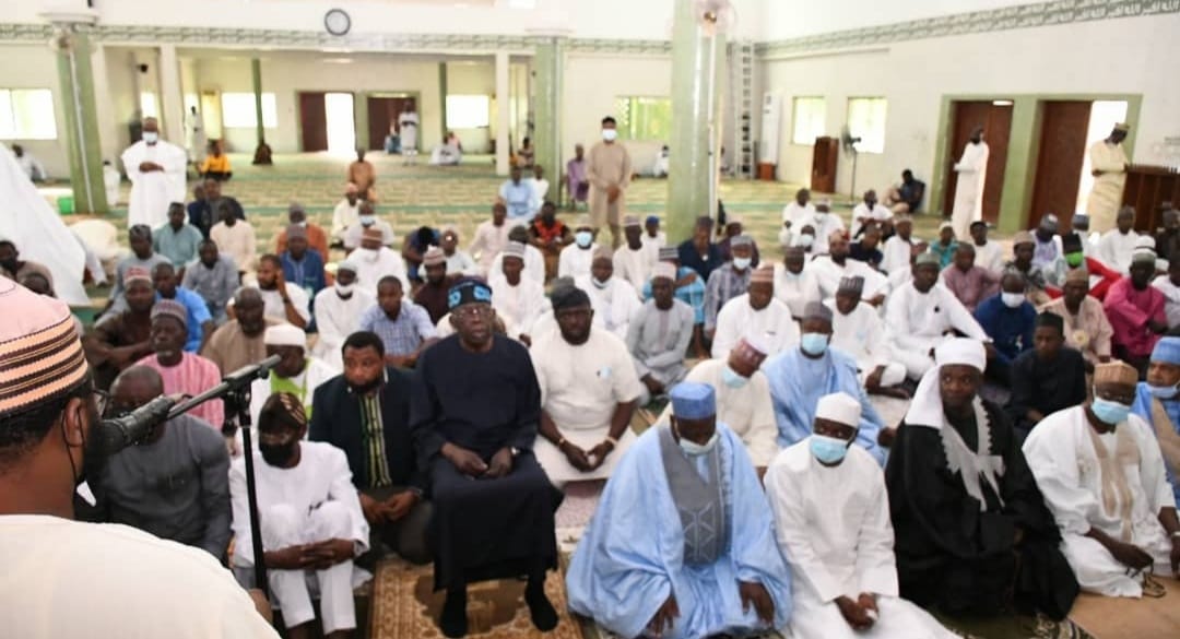 Photos: Tinubu observes Juma’at prayers in Abuja