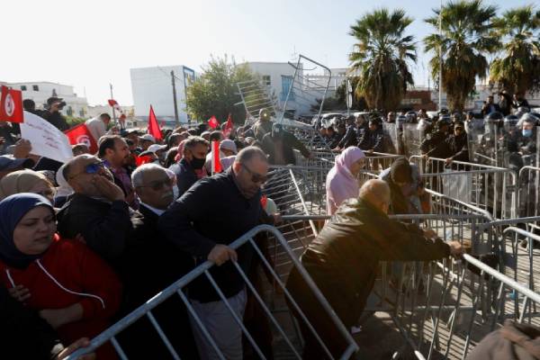 Hundreds of Tunisians protest president’s power grab near suspended parliament