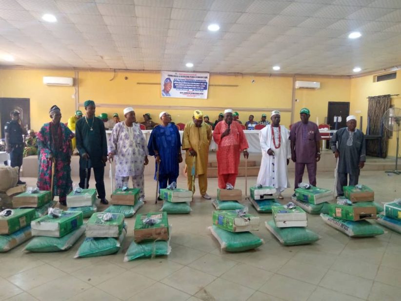 Osun federal Lawmaker distributes fertilizers, sprayers worth over N20m to constituents