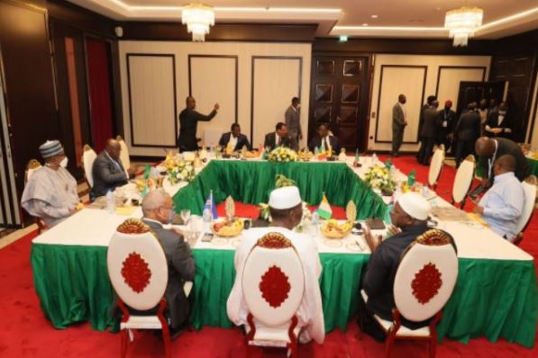 Buhari hosts ECOWAS Heads of State to dinner at Presidential villa