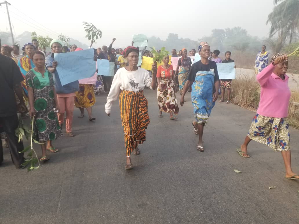 Isoko natives protest, block Ughelli-Asaba expressway over inadequate basic amenities