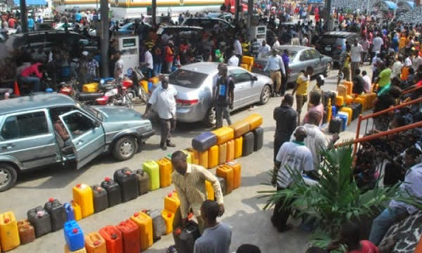 Fuel queues resurface in Lagos, Ogun, Oyo
