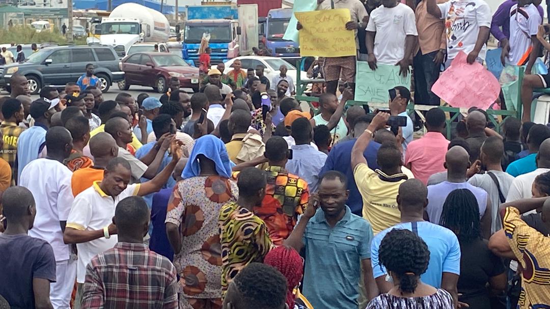 NANS blocks Lagos-Ibadan expressway over ASUU strike, fuel scarcity