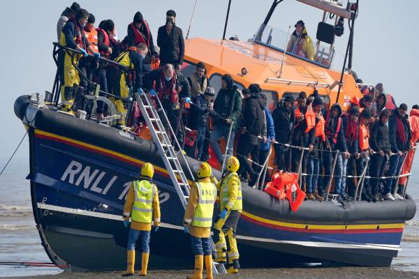 Hundreds of migrants, asylum seekers resume UK Channel crossing