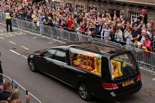 Queen Elizabeth II’s cortege arrives to huge crowds in Edinburgh