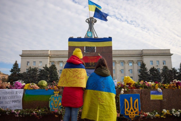 Zelensky raises Ukranian flag in Liberated city of Kherson