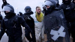   German police drag away activists protesting coal mine expansion